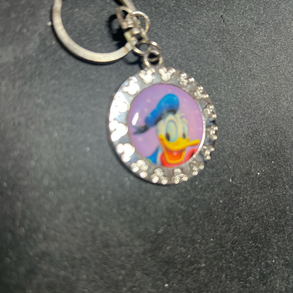 Donald Duck Keychain with Rhinestones - Picture 2 of 4
